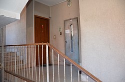 Квартира на 4 этаже, раритетный лифт с внутренними дополнительными дверками, ему почти сто лет 😉 работает исправно всегда!